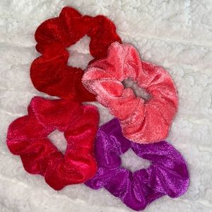 4 hair schrunchies 🌟